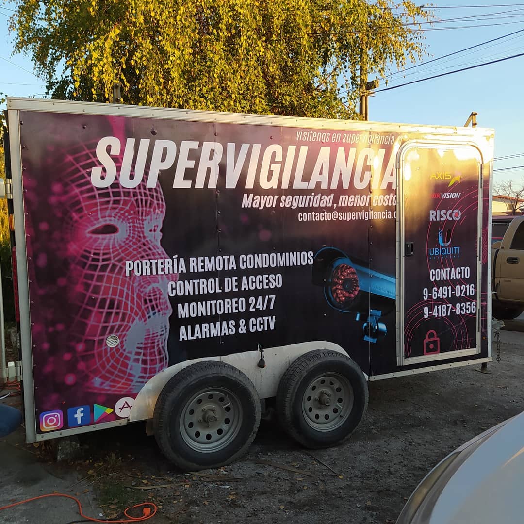 Técnico realizando una auditoría de un sistema de cámaras de seguridad